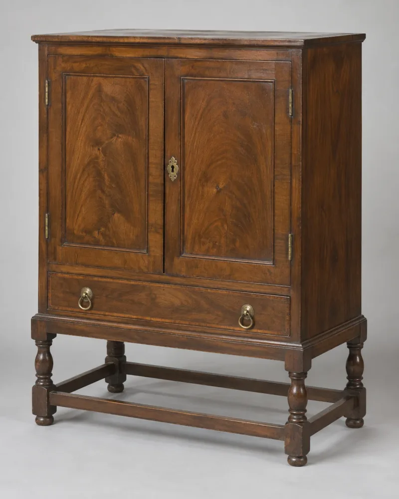 Kabinet met paneeldeuren
