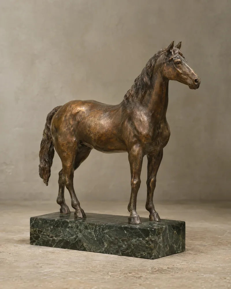 Paardensculptuur op stenen voet