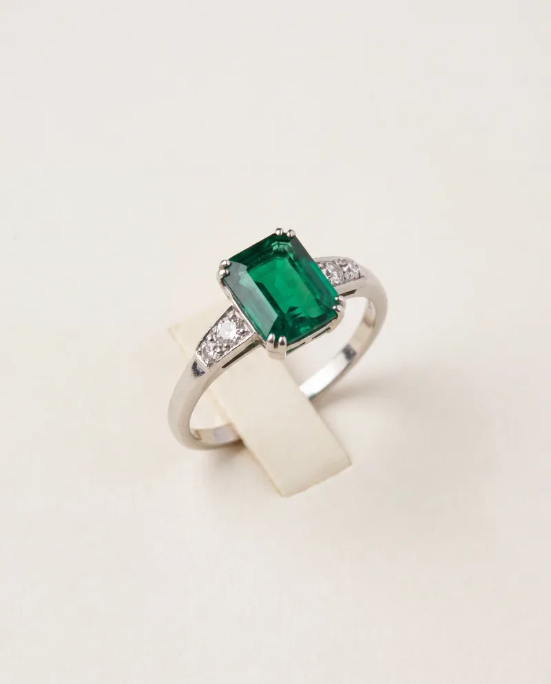 Ring met groene middensteen