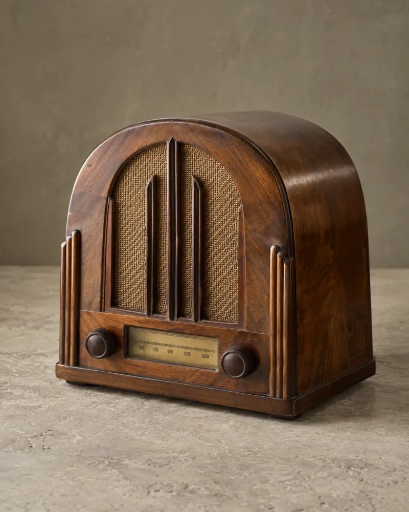 Radio met gebogen houten kast